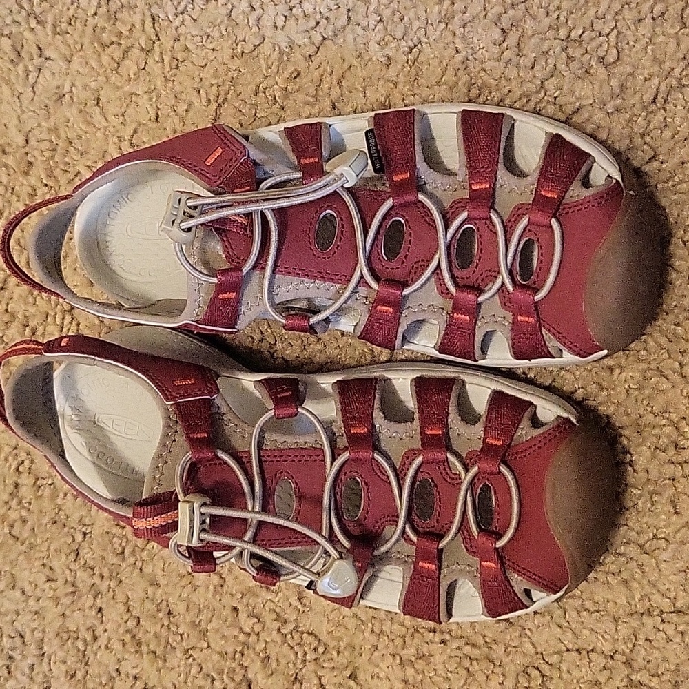 Women's Whisper Keen Sandals size 10